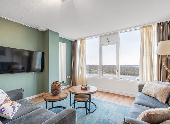 Gemuetliches Wohnzimmer im Appartement Juliana 124 Eilandzicht, De Koog, Texel mit Blick auf die Natur.