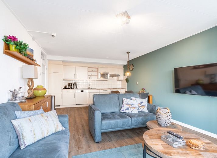 Gemuetliches Wohnzimmer im Appartement Juliana 124 Eilandzicht, De Koog, Texel mit Blick auf die Natur.