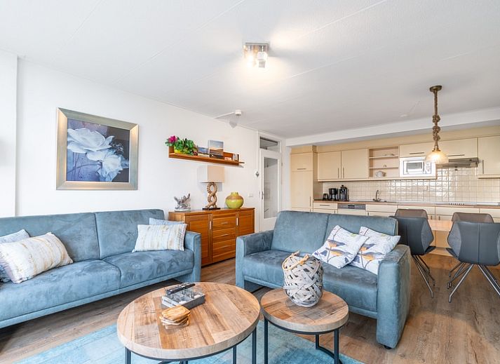 Gemuetliches Wohnzimmer im Appartement Juliana 124 Eilandzicht, De Koog, Texel mit Blick auf die Natur.