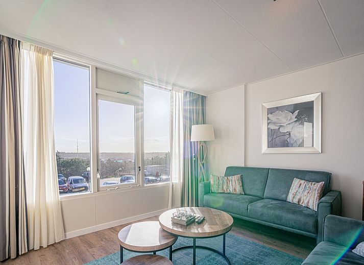 Gemuetliches Wohnzimmer im Appartement Juliana 124 Eilandzicht, De Koog, Texel mit Blick auf die Natur.