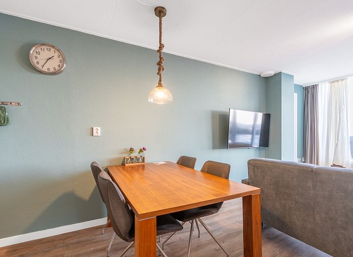 Helle Sitzecke im Apartment Juliana 124 Eilandzicht, De Koog, Texel mit bequemen Sofas und Aussicht.