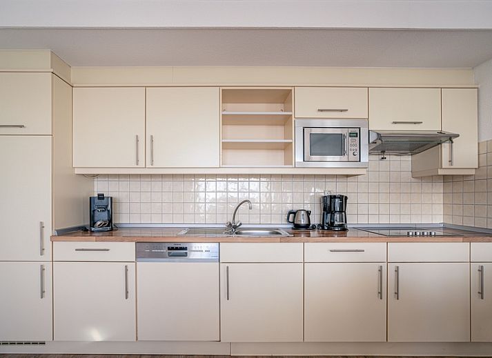 Helle Sitzecke im Apartment Juliana 124 Eilandzicht, De Koog, Texel mit bequemen Sofas und Aussicht.