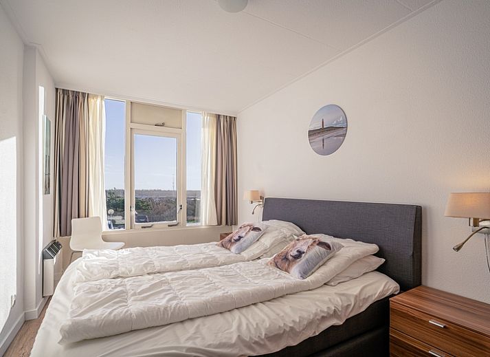 Helle Sitzecke im Apartment Juliana 124 Eilandzicht, De Koog, Texel mit bequemen Sofas und Aussicht.