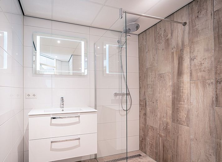 Helle Sitzecke im Apartment Juliana 124 Eilandzicht, De Koog, Texel mit bequemen Sofas und Aussicht.