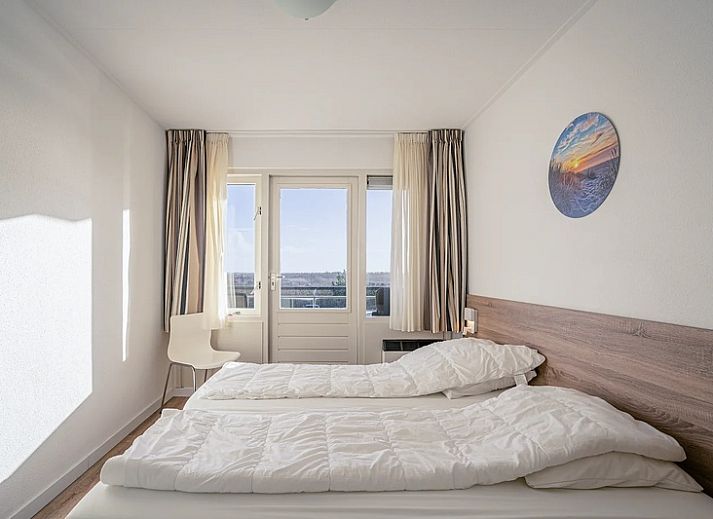 Helle Sitzecke im Apartment Juliana 124 Eilandzicht, De Koog, Texel mit bequemen Sofas und Aussicht.