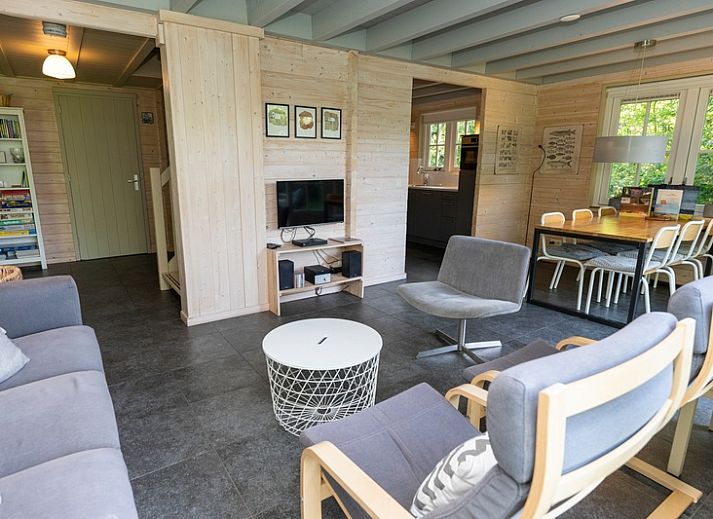 Vakantiepark Het Oude Dijkje - Het Boshuis in De Koog, Texel, met charmant terras en groene omgeving.