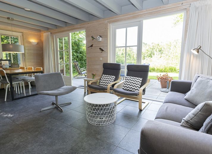 Vakantiepark Het Oude Dijkje - Het Boshuis in De Koog, Texel, met charmant terras en groene omgeving.