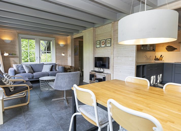 Vakantiepark Het Oude Dijkje - Het Boshuis in De Koog, Texel, met charmant terras en groene omgeving.