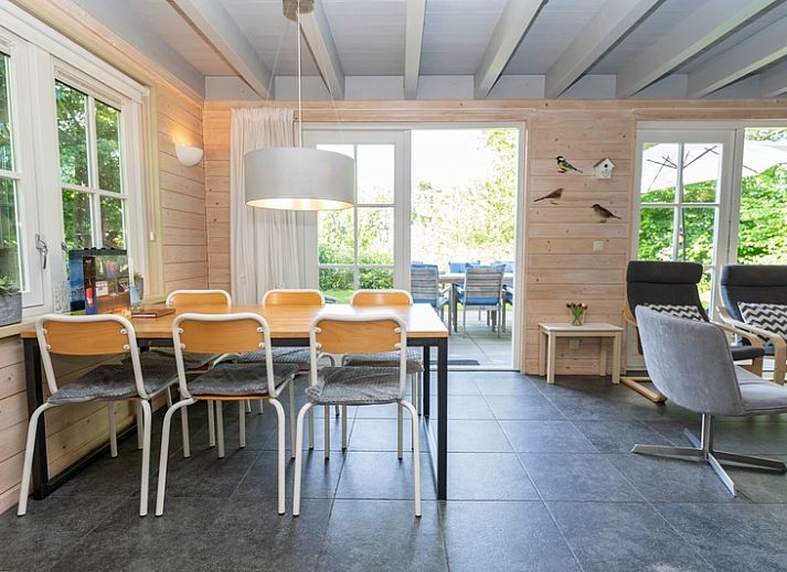 Gezellige binnenruimte van Het Boshuis, Vakantiepark Het Oude Dijkje in De Koog, Texel, met comfortabele zitruimte.