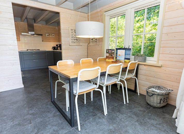 Gezellige binnenruimte van Het Boshuis, Vakantiepark Het Oude Dijkje in De Koog, Texel, met comfortabele zitruimte.