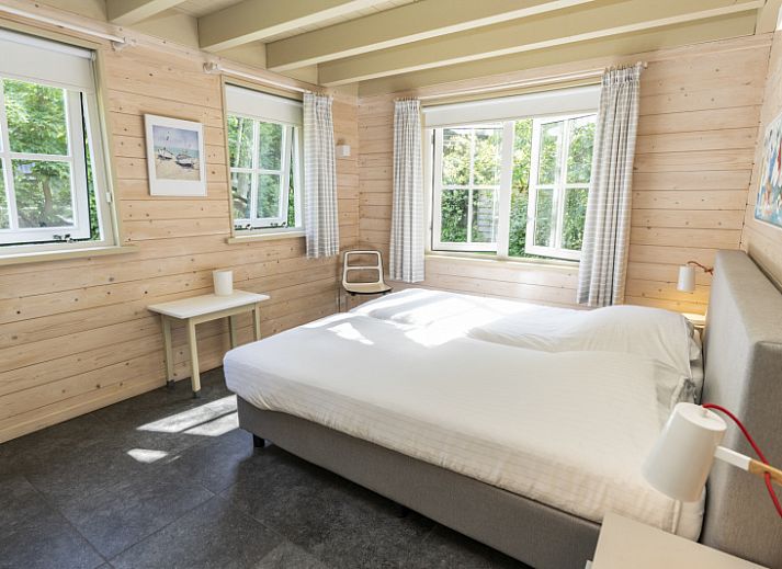 Stijlvolle woonkamer in Het Boshuis, Vakantiepark Het Oude Dijkje, De Koog, Texel, omgeven door natuur.