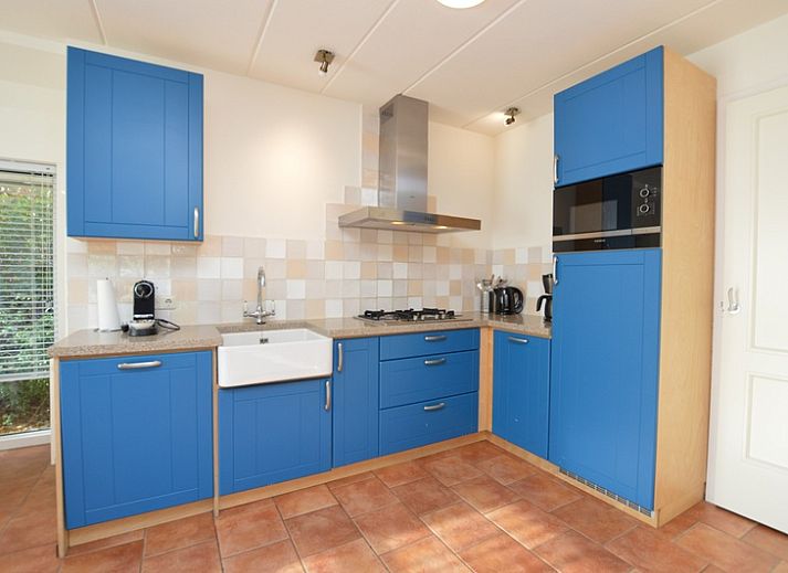 Gemuetliches Wohnzimmer des Ferienhauses 7G in De Koog, Texel mit bequemen Sofas und viel Tageslicht.