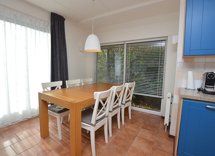 Gemuetliches Wohnzimmer des Ferienhauses 7G in De Koog, Texel mit bequemen Sofas und viel Tageslicht.