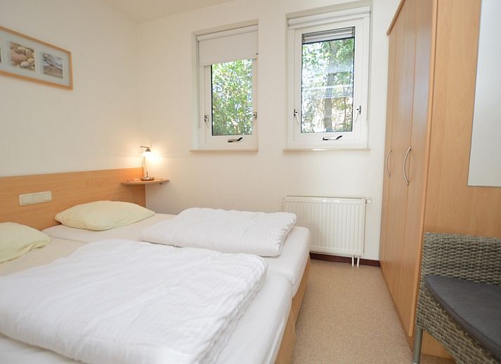 Gemuetliches Wohnzimmer des Ferienhauses 7G in De Koog, Texel mit bequemen Sofas und viel Tageslicht.