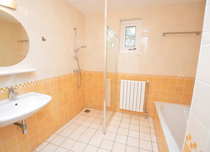 Gemuetliches Wohnzimmer des Ferienhauses 7G in De Koog, Texel mit bequemen Sofas und viel Tageslicht.