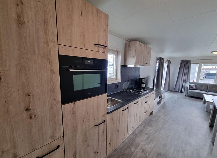 Exterior of Chalet Park Bregkoog - Chalet 240 De Texelse Berg, De Koog, Texel with modern terrace and parking.