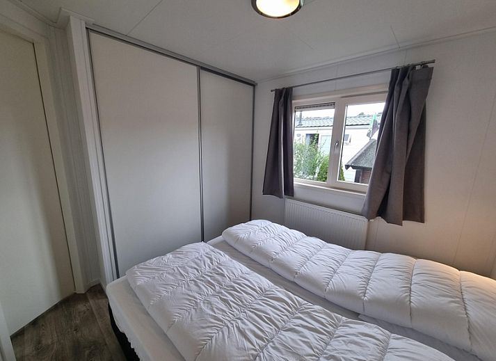 Exterior of Chalet Park Bregkoog - Chalet 240 De Texelse Berg, De Koog, Texel with modern terrace and parking.