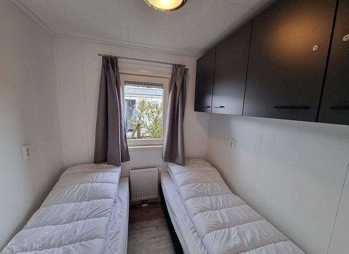 Exterior of Chalet Park Bregkoog - Chalet 240 De Texelse Berg, De Koog, Texel with modern terrace and parking.