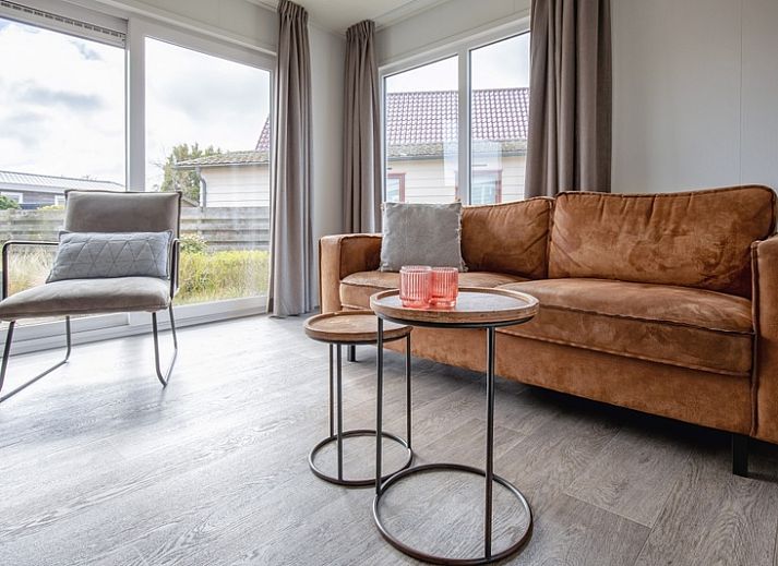 Gemuetliches Wohnzimmer des Chalet Bregkoog 36 im Chaletpark Bregkoog, De Koog, Texel, Watteninseln.