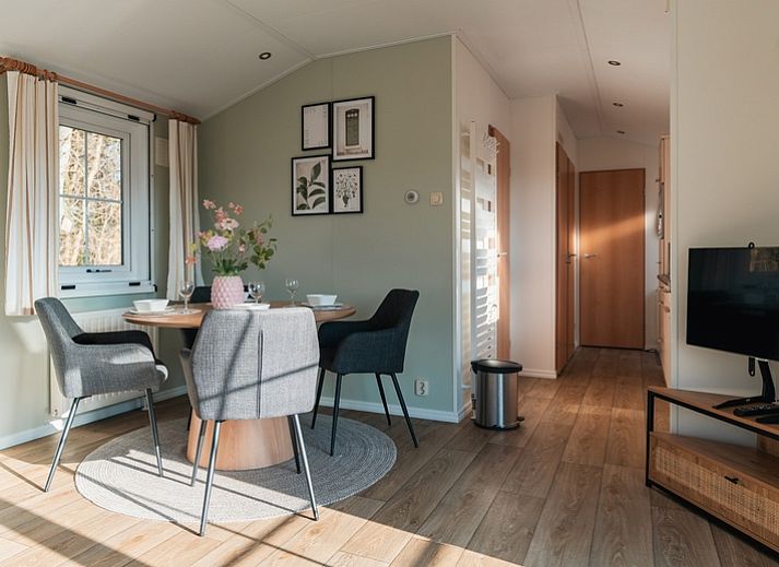 Chalet Bregkoog 24 in De Koog, Texel met een zonnige veranda en groene omgeving.