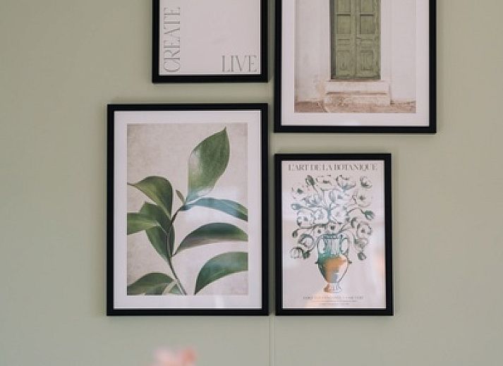 Gezellige binnenruimte van Chalet Bregkoog 24 in De Koog, Texel met comfortabele zitplaatsen.