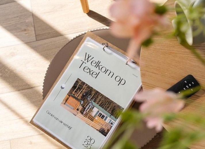 Gezellige binnenruimte van Chalet Bregkoog 24 in De Koog, Texel met comfortabele zitplaatsen.