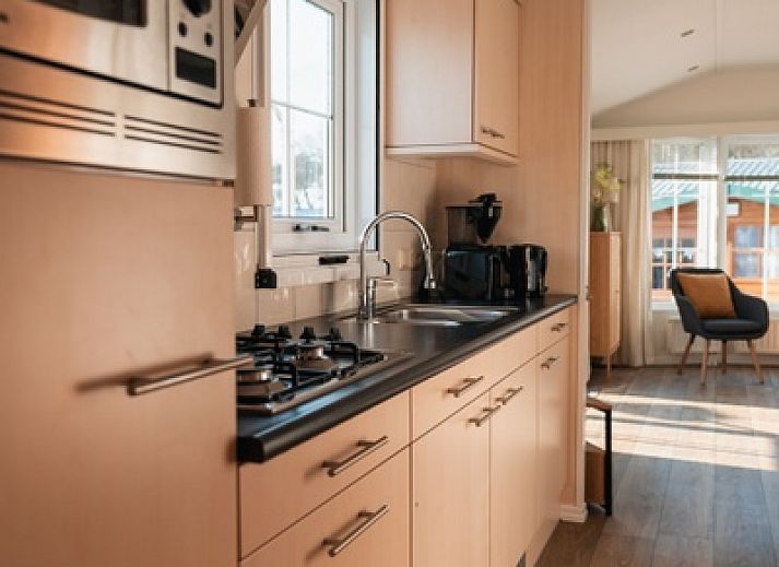 Gezellige binnenruimte van Chalet Bregkoog 24 in De Koog, Texel met comfortabele zitplaatsen.