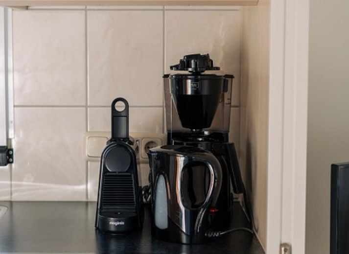 Eetgedeelte in Chalet Bregkoog 24, De Koog, Texel met moderne inrichting en veel natuurlijk licht.
