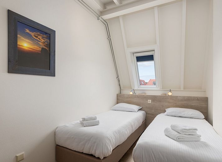 Gezellige woonkamer van C Appartement Comfort 4 in De Koog, Texel met balkon en uitzicht op de Waddeneilanden.