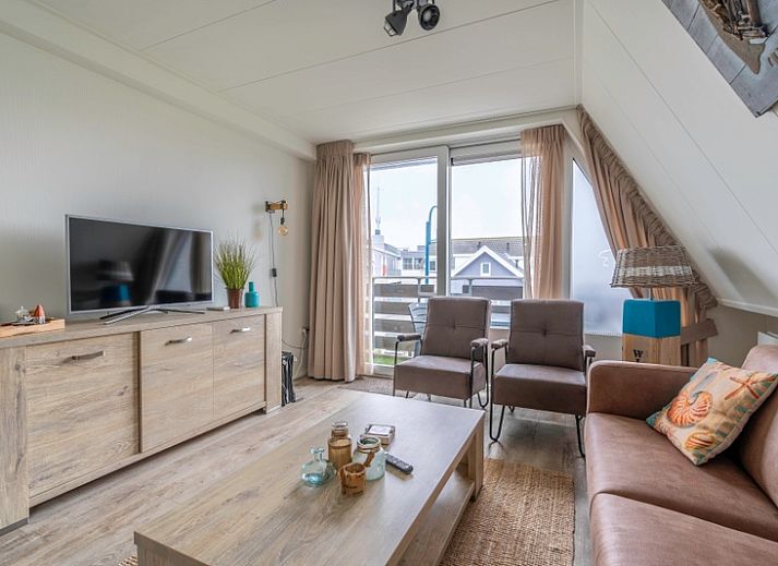 Gezellige woonkamer van Appartement Anna 224 in De Koog, Texel met comfortabele zithoek en balkonzicht.
