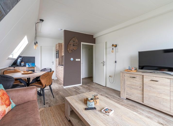 Gezellige woonkamer van Appartement Anna 224 in De Koog, Texel met comfortabele zithoek en balkonzicht.