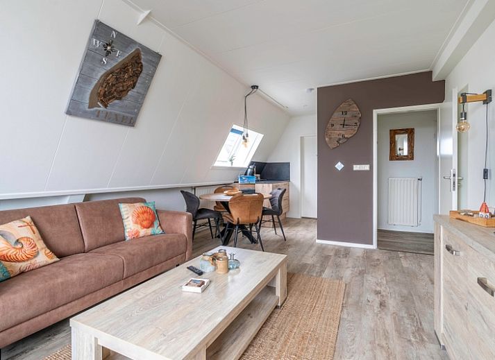 Gezellige woonkamer van Appartement Anna 224 in De Koog, Texel met comfortabele zithoek en balkonzicht.