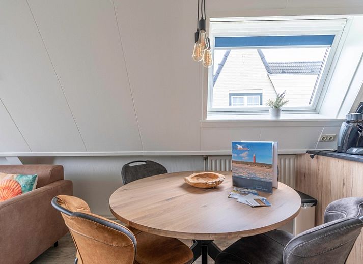 Lichte leefruimte in Appartement Anna 224, vakantieverblijf in De Koog, Texel met moderne inrichting.