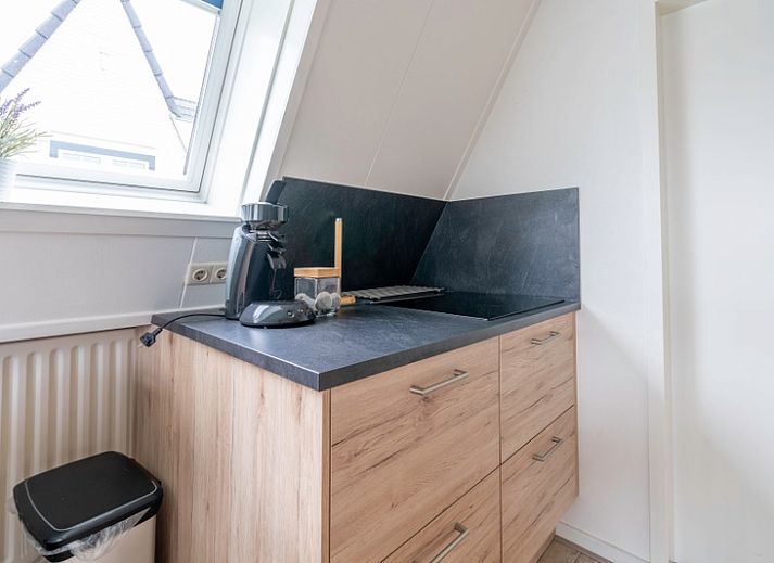 Lichte leefruimte in Appartement Anna 224, vakantieverblijf in De Koog, Texel met moderne inrichting.