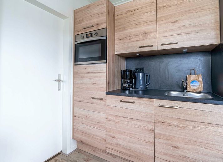 Lichte leefruimte in Appartement Anna 224, vakantieverblijf in De Koog, Texel met moderne inrichting.