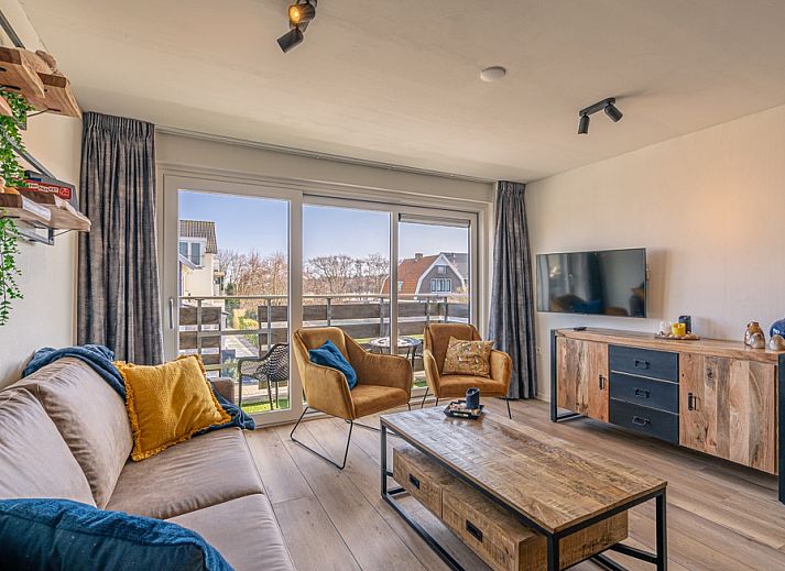Gezellige woonkamer van Appartement Anna 220 in De Koog, Texel met modern interieur en uitzicht op het terras.