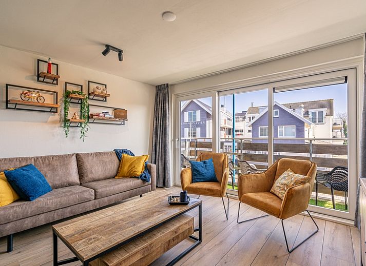 Gezellige woonkamer van Appartement Anna 220 in De Koog, Texel met modern interieur en uitzicht op het terras.