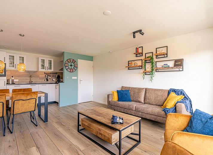 Gezellige woonkamer van Appartement Anna 220 in De Koog, Texel met modern interieur en uitzicht op het terras.