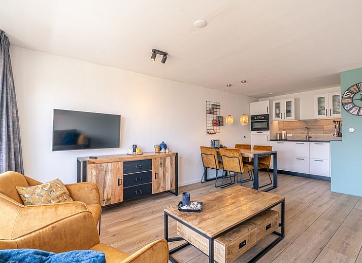 Gezellige woonkamer van Appartement Anna 220 in De Koog, Texel met modern interieur en uitzicht op het terras.