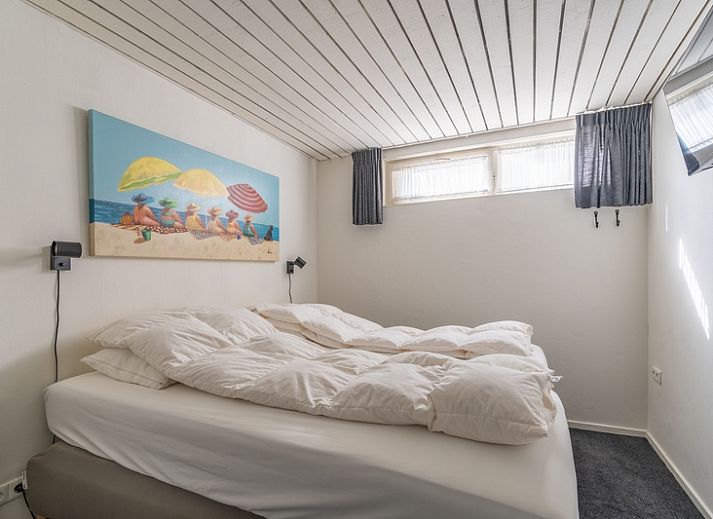 Stijlvolle zithoek in Appartement Anna 220, De Koog, Texel met comfortabele stoelen en een flatscreen-tv.