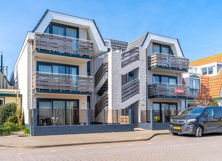 Lichte woonruimte van Appartement Anna 220 in De Koog, Texel met grote ramen en balkonzicht.