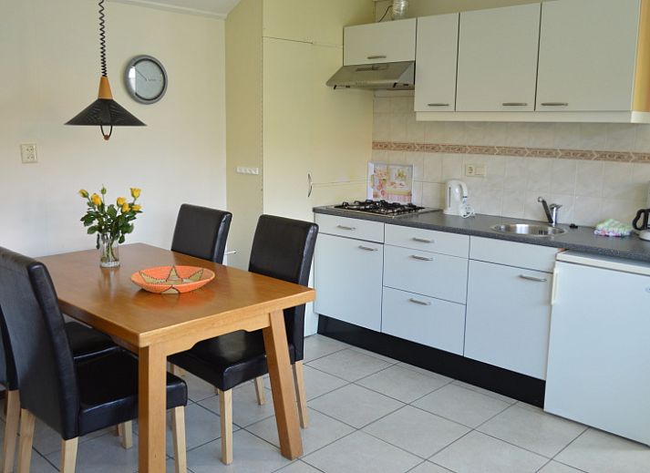 Bungalow Faisca in De Koog, Texel met zonnige tuin en terrasmeubilair, ideaal voor ontspanning op de Waddeneilanden.