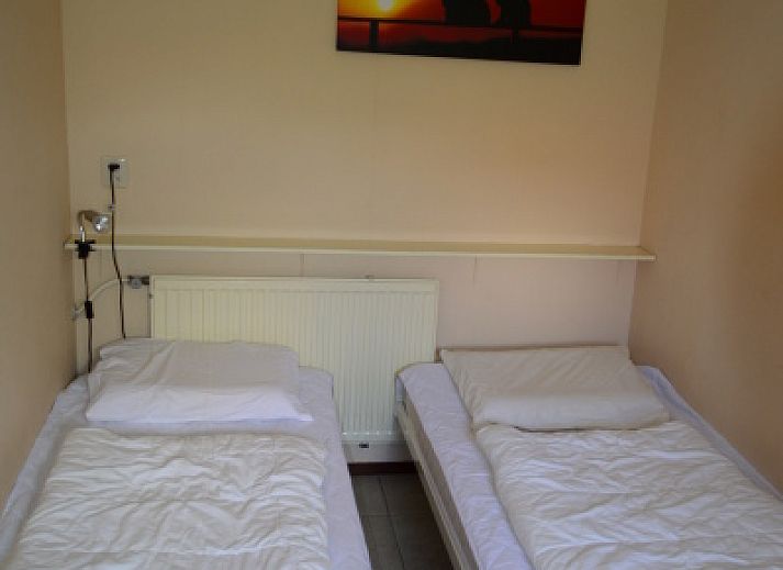 Bungalow Faisca in De Koog, Texel met zonnige tuin en terrasmeubilair, ideaal voor ontspanning op de Waddeneilanden.