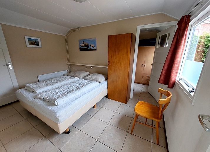 Bungalow Faisca in De Koog, Texel met zonnige tuin en terrasmeubilair, ideaal voor ontspanning op de Waddeneilanden.