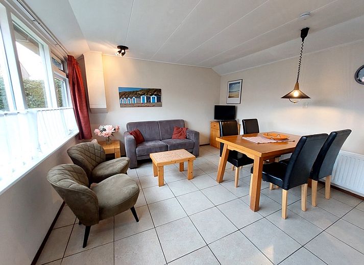 Gezellig terras van Bungalow Faisca in De Koog, Texel, met comfortabele zitplaatsen en groene omgeving op de Waddeneilanden.