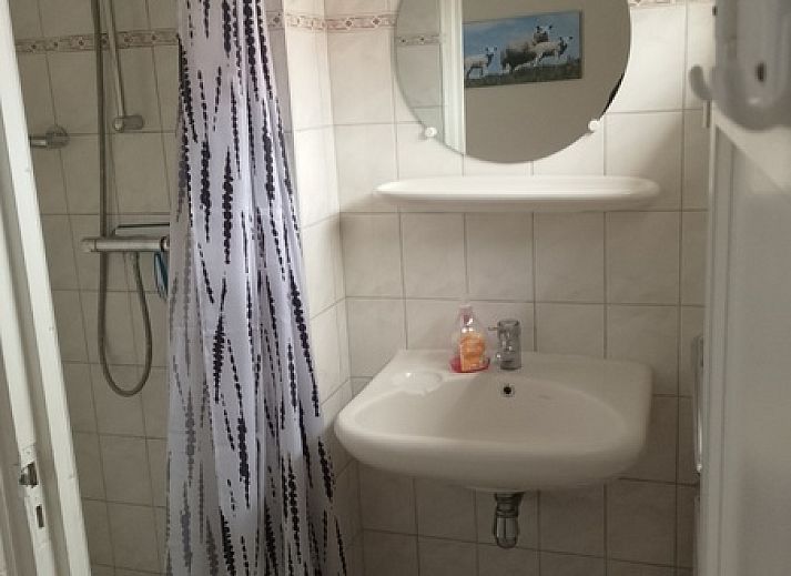 Gezellig terras van Bungalow Faisca in De Koog, Texel, met comfortabele zitplaatsen en groene omgeving op de Waddeneilanden.