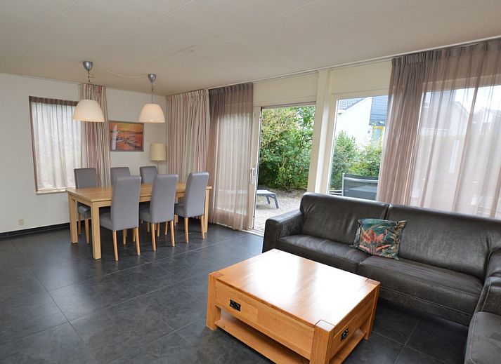 Vakantiehuis Stappeland 171 in De Koog op Texel, omgeven door weelderige natuur en zonnige hemel.