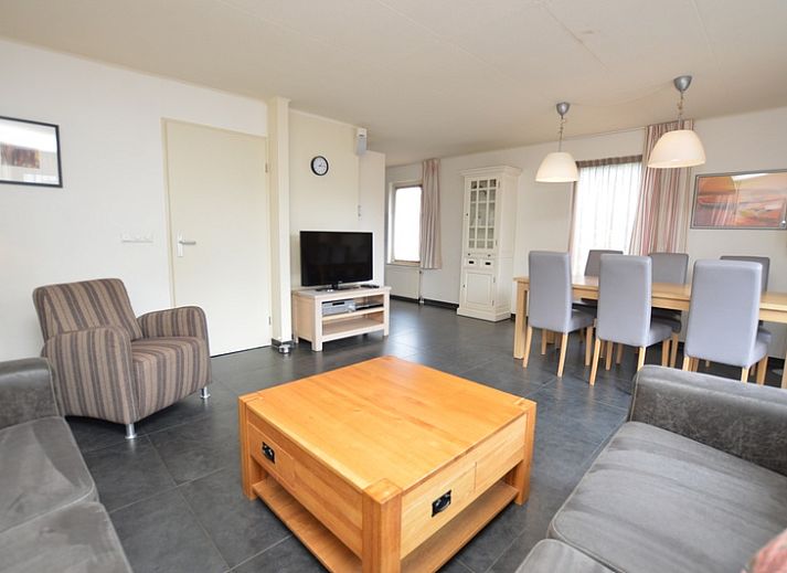 Vakantiehuis Stappeland 171 in De Koog op Texel, omgeven door weelderige natuur en zonnige hemel.