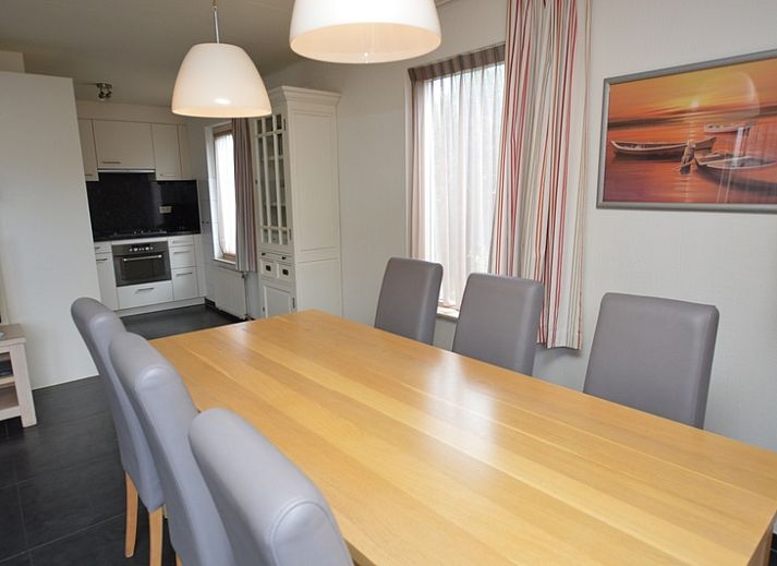 Vakantiehuis Stappeland 171 in De Koog op Texel, omgeven door weelderige natuur en zonnige hemel.