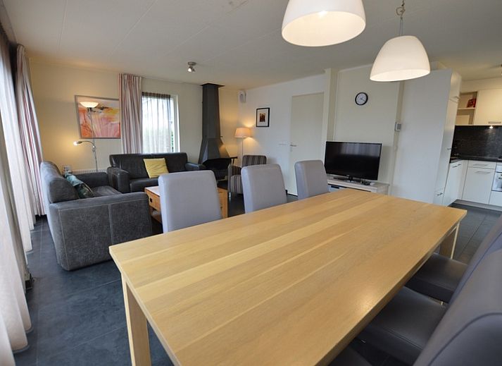 Vakantiehuis Stappeland 171 in De Koog op Texel, omgeven door weelderige natuur en zonnige hemel.